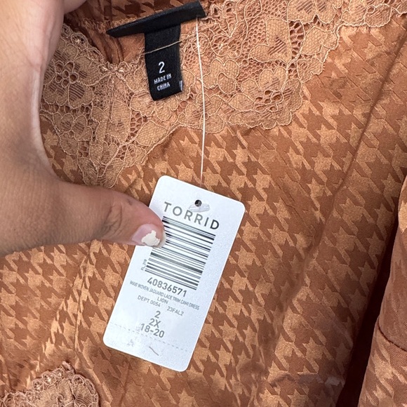 Elegant Tan Lace-Trimmed slip dress - Picture 2 of 2